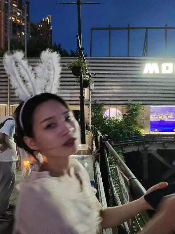 反正这个时候他没有看我，我在看他