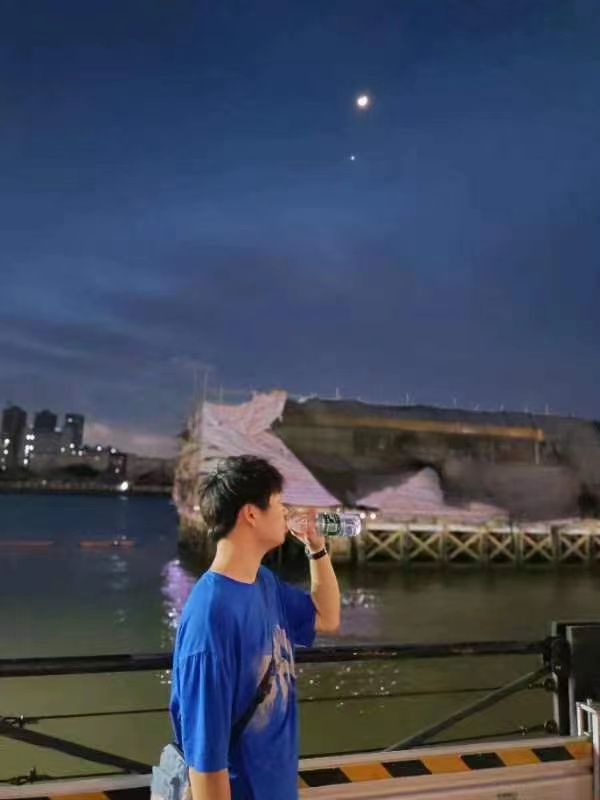 背景构图不错哦，就是有点驼背了